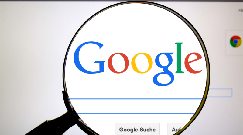 logo google powiekszone wirtualną lupą